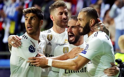 澳队体育热评-C罗训练中连续完成高难度射门让队友惊叹不已