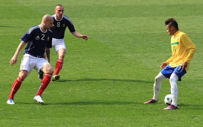 澳队体育讨论-舒塔洛赛后与球迷自拍